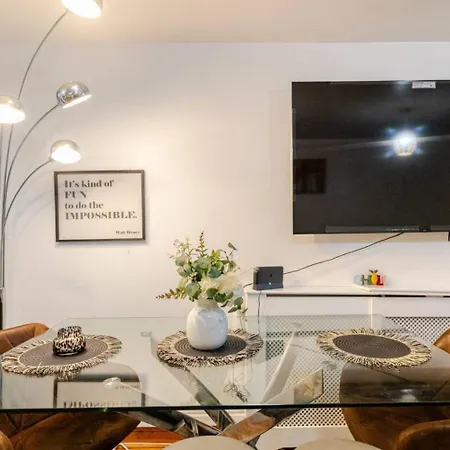 Luxury 4 Bedroom Entire Apartment In Birmingham Free Parking Peaceful Place Smethwick Exterior photo