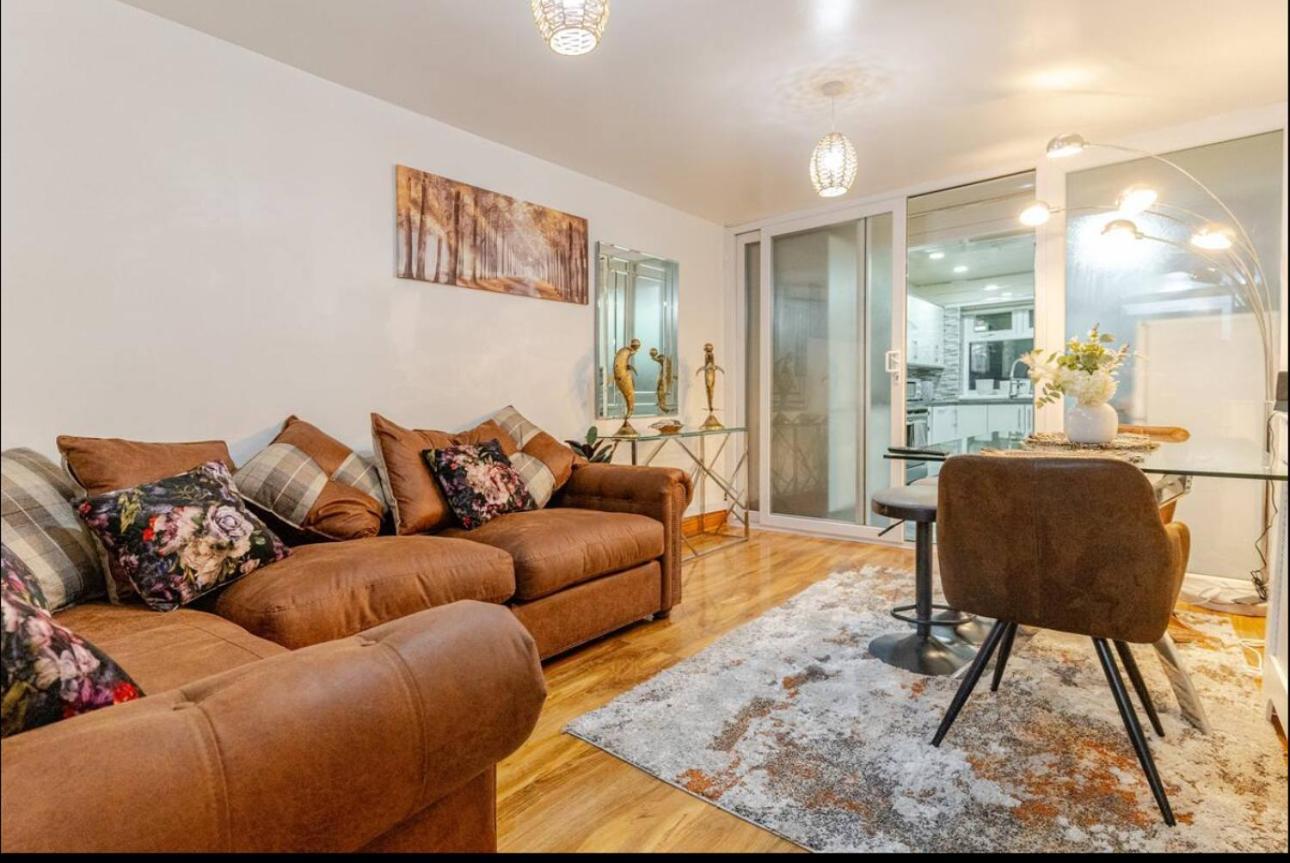 Luxury 4 Bedroom Entire In Free Parking Peaceful Place Smethwick Holiday home *