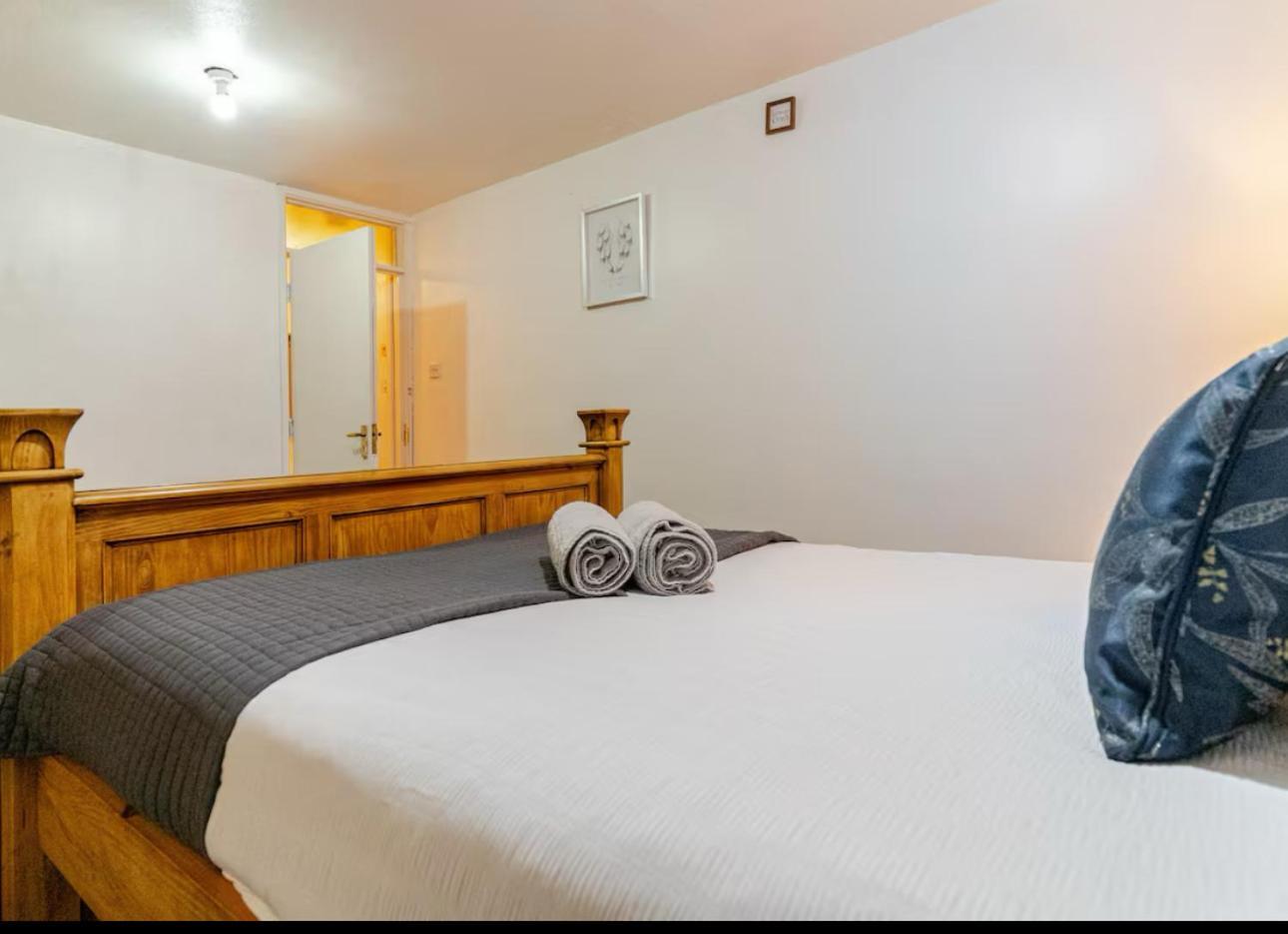 Luxury 4 Bedroom Entire In Free Parking Peaceful Place Smethwick Vakantiehuis *