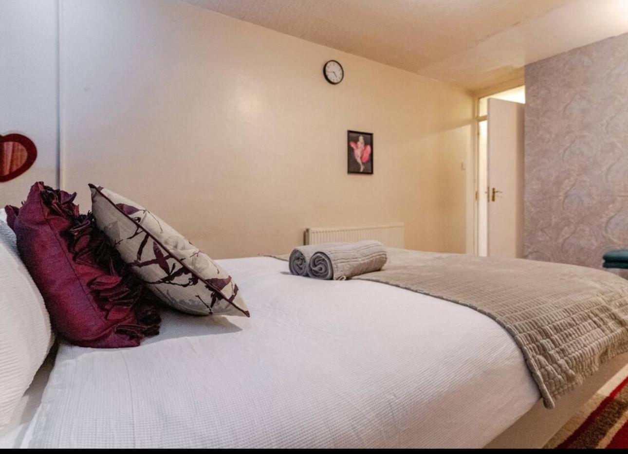 Luxury 4 Bedroom Entire In Free Parking Peaceful Place Smethwick Vakantiehuis