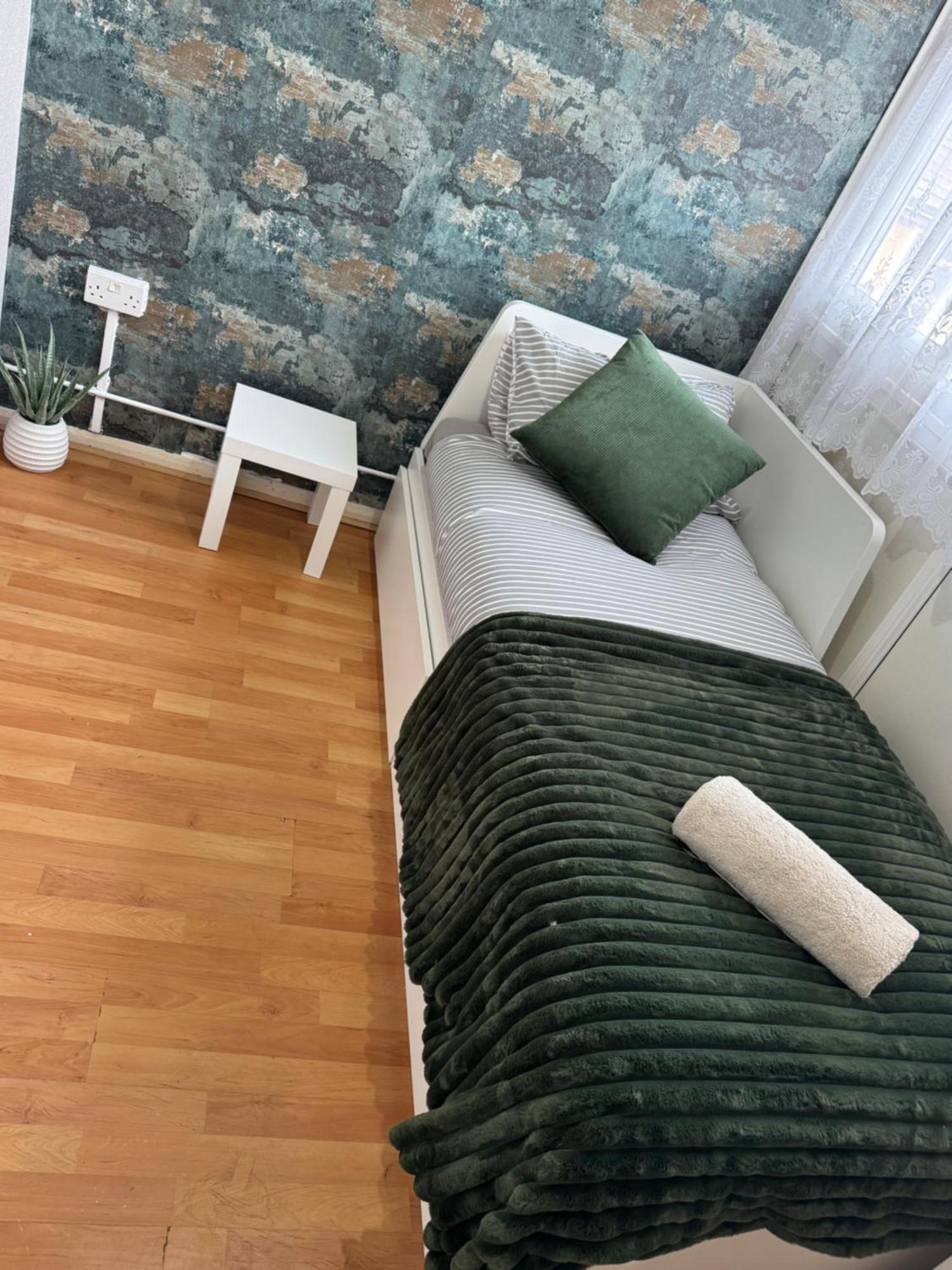 Luxury 4 Bedroom Entire In Free Parking Peaceful Place Smethwick Vakantiehuis